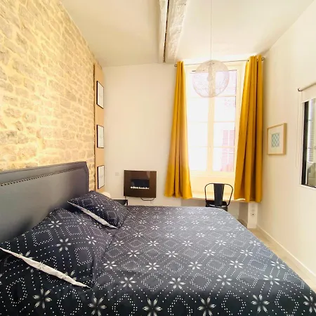 Feel@home Nemausus « Le 4 » דירה